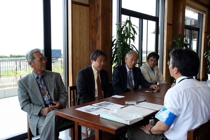 話を聞く原委員長ら