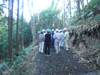 高山視察 開設経緯、資材の入手使用機械などについて説明を受ける
