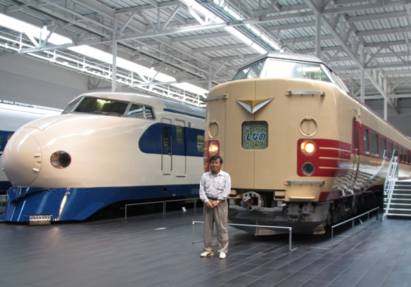 JR東海　リニア鉄道館　　「0系・38１系の前で記念撮影」