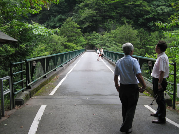 「プロムナードの一番奥にある飛龍橋 右側に立っているのは原委員長と佐野委員」