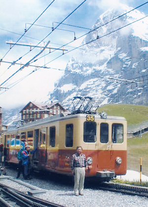 スイス・ユングフラウ鉄道クライネシャイディック駅からアイガーを望む。