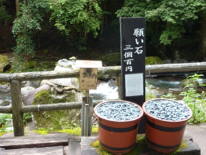 初景滝に行く途中に、大岩成就(大願成就)の岩がありました