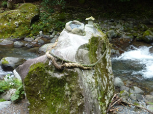 初景滝に行く途中に、大岩成就(大願成就)の岩がありました