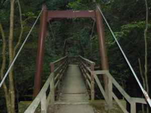 えび滝から釜滝へ向かうつり橋