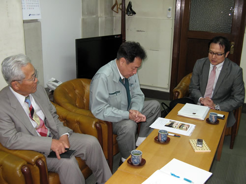 出口会長をインタビューする原委員長（左）と佐野福委員長（中央）