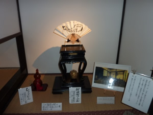 「瓢箪」描いた白扇